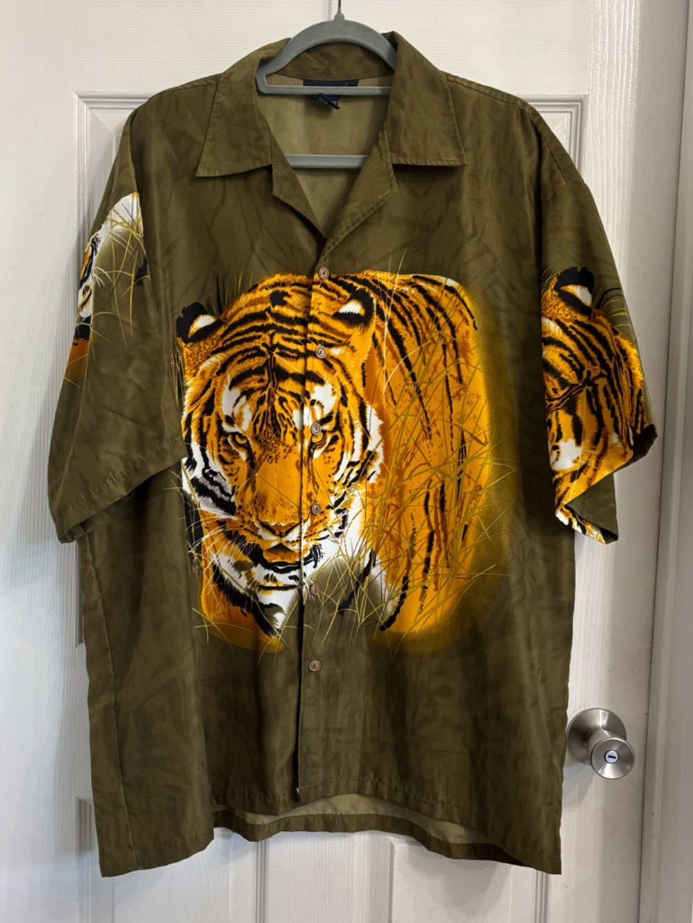 Oscar Misa Men’s Olive Green Tiger Graphic Button-Up Shirt XL Short Sleeve